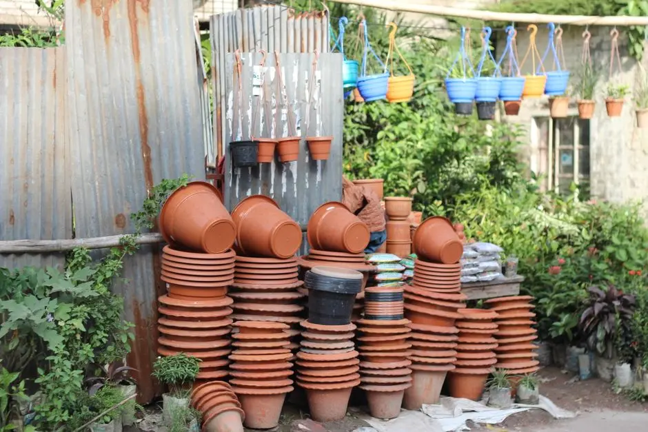 Pot tanaman kecil dari botol plastik yang dihias tali dan cat